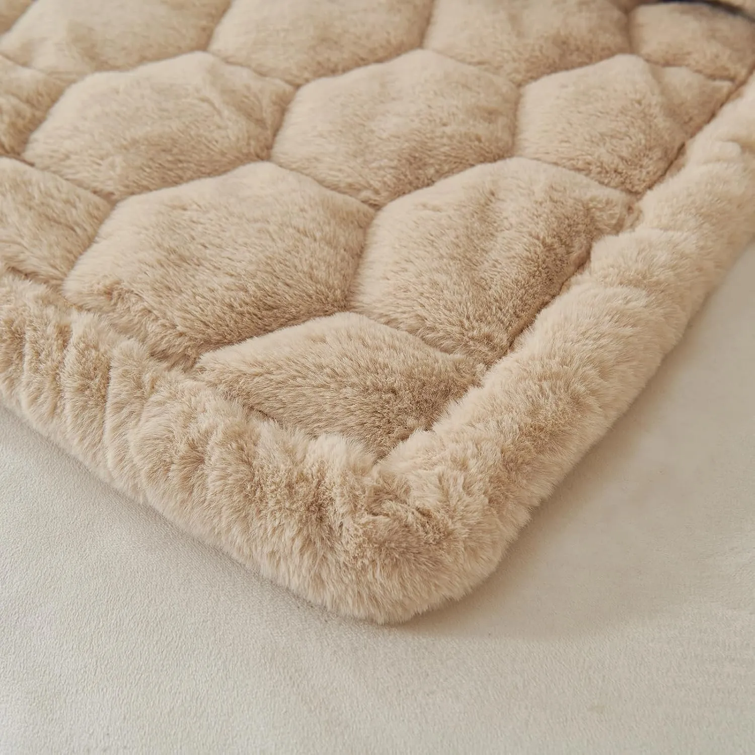 LiveGo Funny Pet Couch Covers for Sofa, Thick Sofa Cover for Dogs Mat Washable All-Season Cream Faux Mink Pet Mat Scratch-Resistant Protector Couch Cover